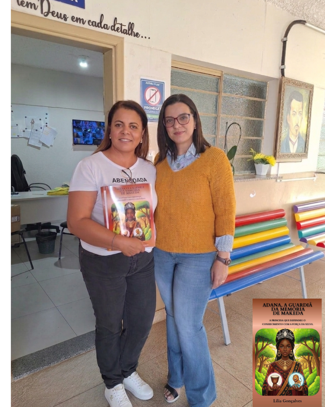 Entrega do livro Adana a uma profissional de escola pública