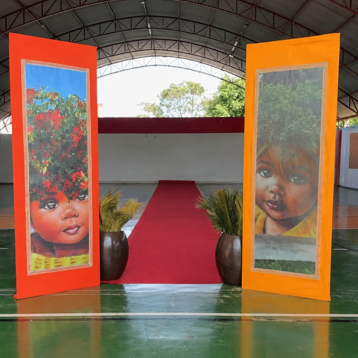 Entrada cultural da II Feira Científico-Cultural Afro-Brasileira — UBUNTU, com grandes painéis ilustrados e passarela