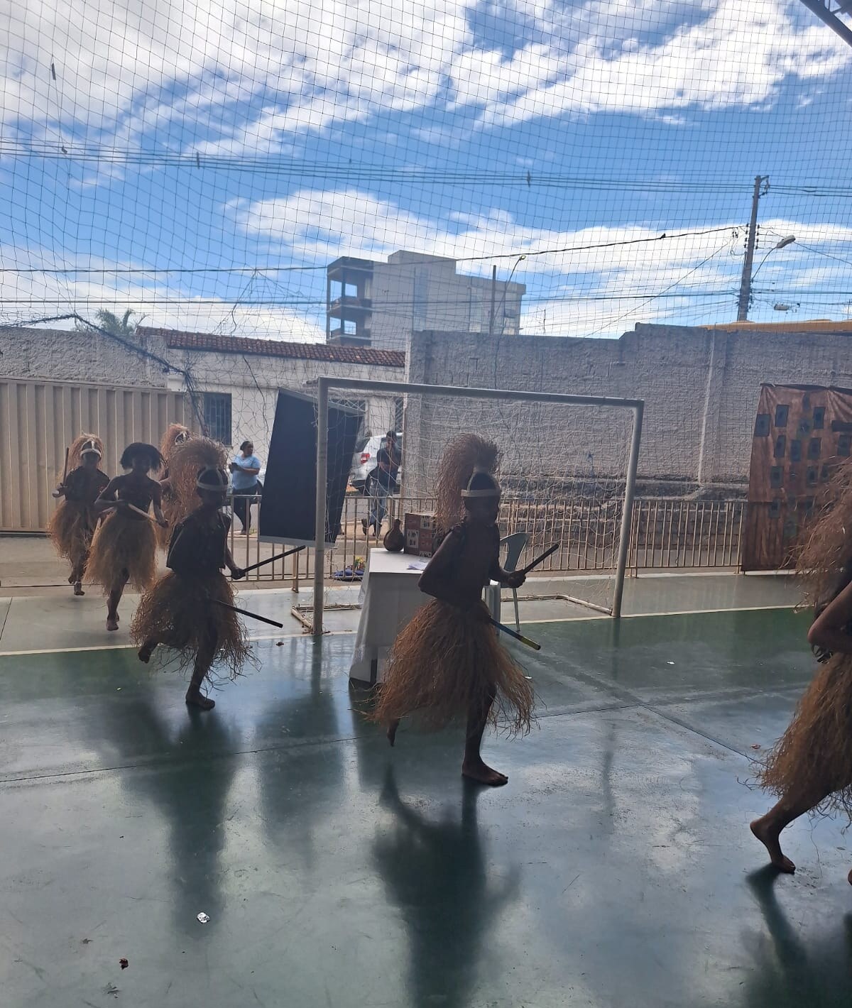 Apresentação cultural em movimento durante a II Feira Científico-Cultural Afro-Brasileira — UBUNTU