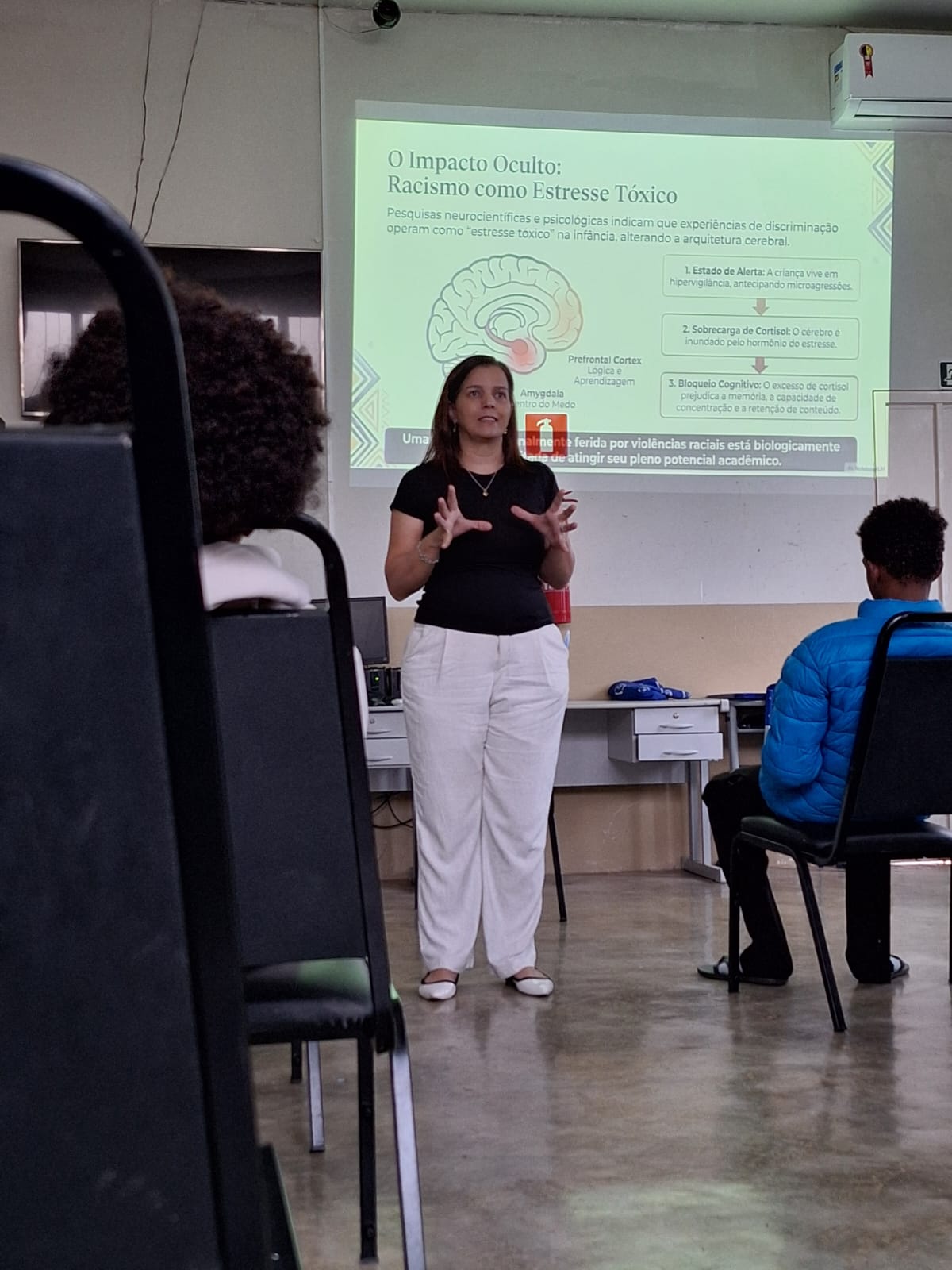 Lília Gonçalves conduzindo formação sobre racismo como estresse tóxico