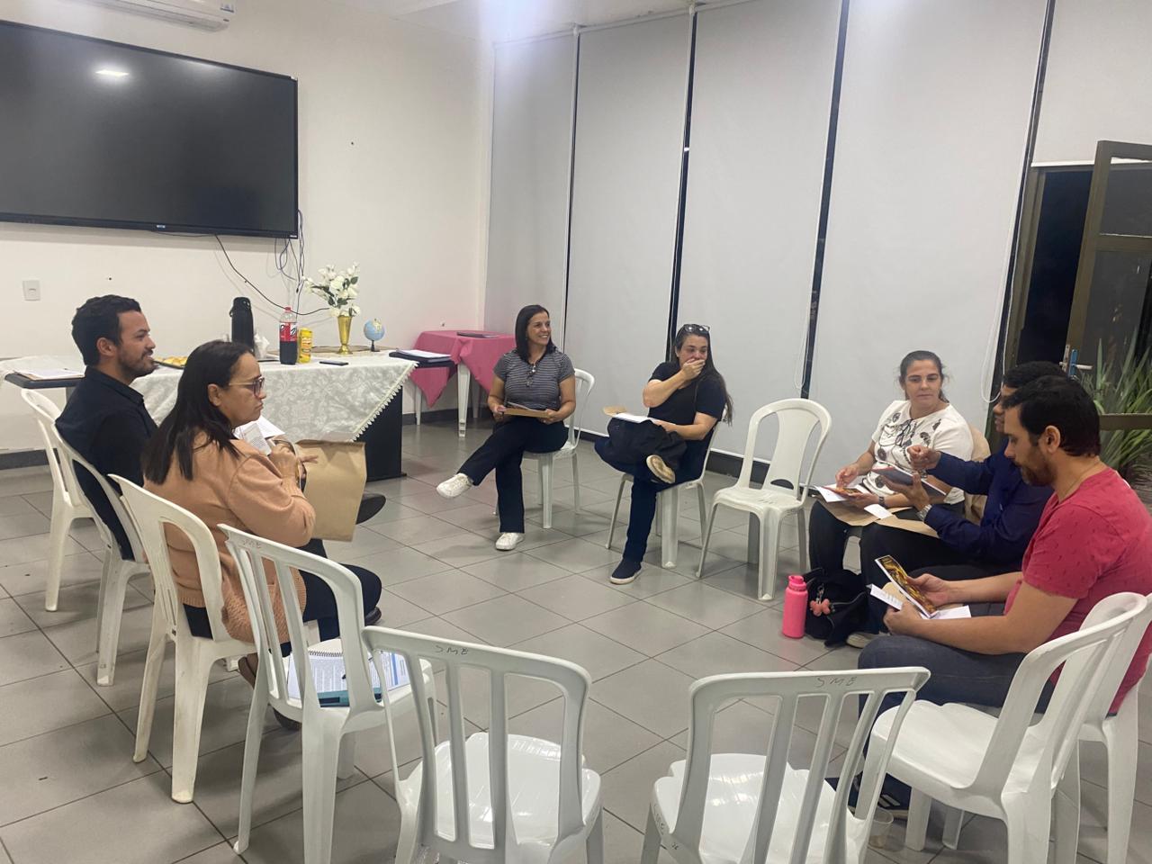 Educadores reunidos em uma atividade de formação conduzida por Lília Gonçalves
