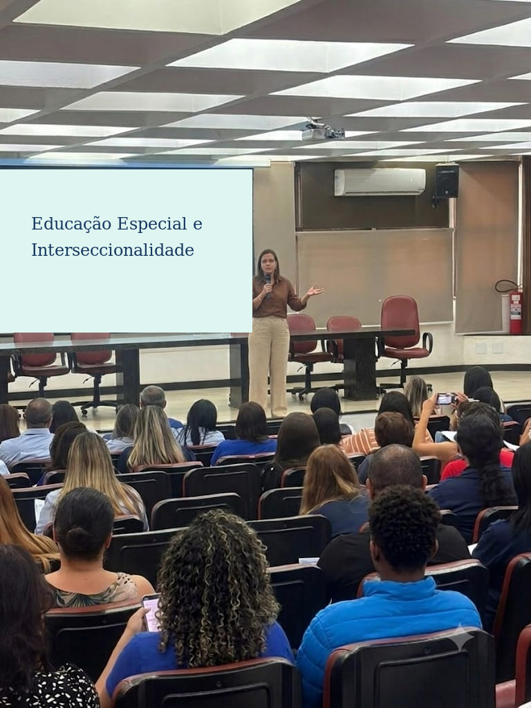 Lília Gonçalves ministrando palestra sobre Educação Especial e Interseccionalidade para profissionais da educação